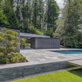 Poolhaus und Schwimmbecken
