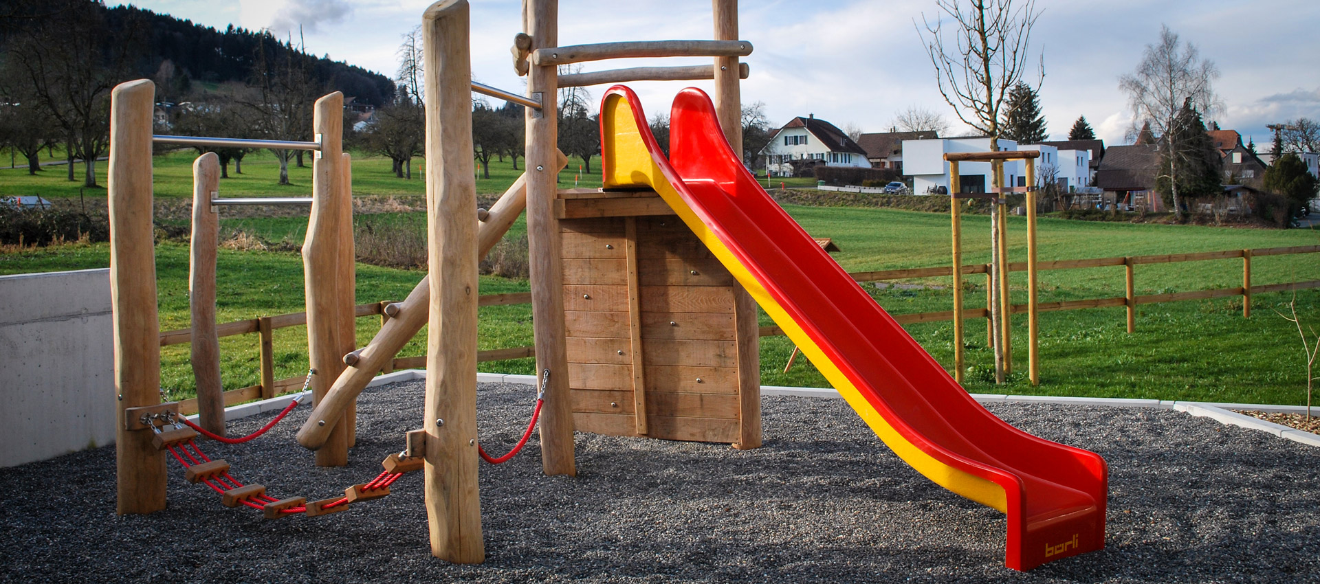 001-Spielgeraet-mit-Rutschbahn-und-Klettermoeglichkeiten.jpg